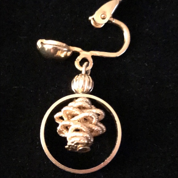 🛍 Vintage Clip On Gold Pinecone Earrings EUCw/bag - Picture 3 of 6